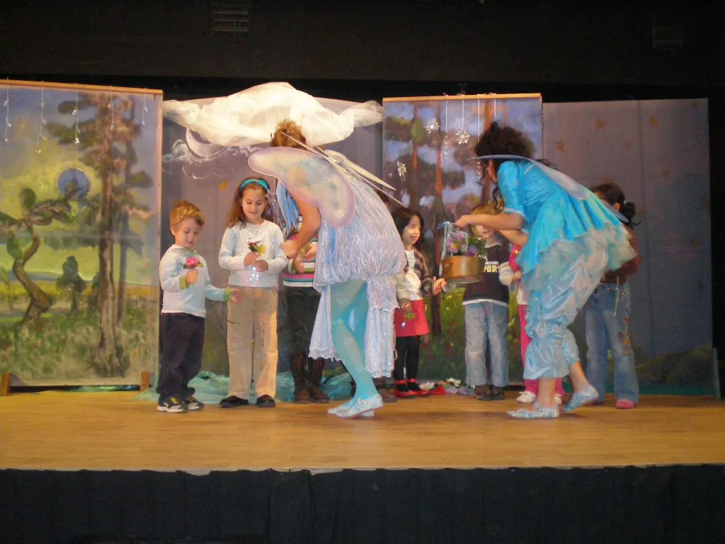 Θέατρο Καισαριανής  - 2007 - Παράσταση 'Με νεράκι καθαρό στήνω της ζωής χορό"