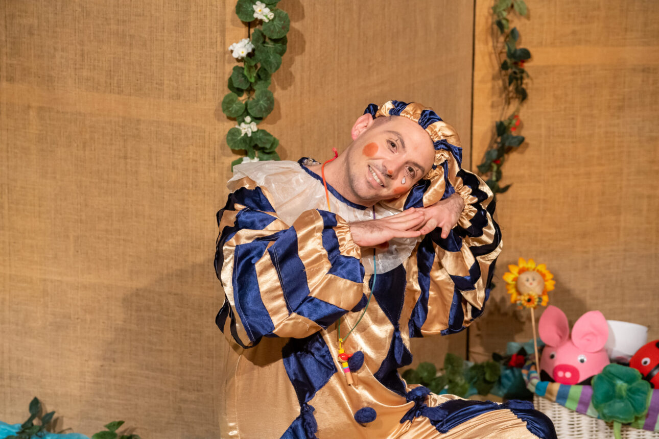 Θέατρο για παιδιά. Ενας ηθοποιός ντυμένος παλιάτσος στην παράσταση με τίτλο: Του τραγουδιού το παραμύθι