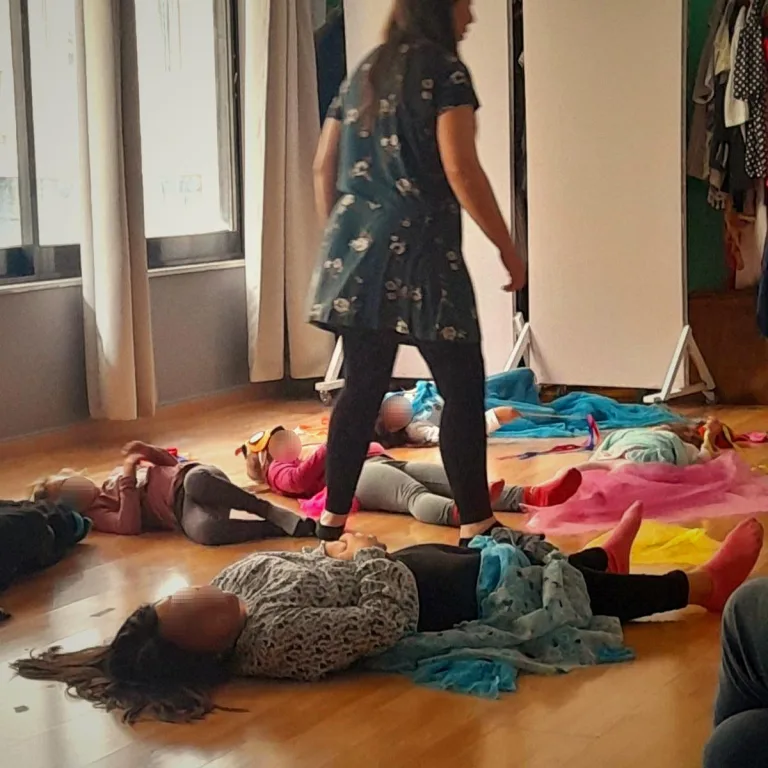 Πώς το Θέατρο Βοηθάει τα Παιδιά να Ρυθμίσουν Συναίσθημα, Μυαλό και Σώμα